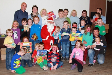 Kinder bei der Weihnachtsfeier der Stollberger Kinderhilfe