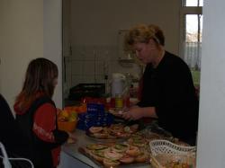 Eine Mitarbeiterin der Stollberger Tafel übergibt einer Schülerin ihr Schülerfrühstück